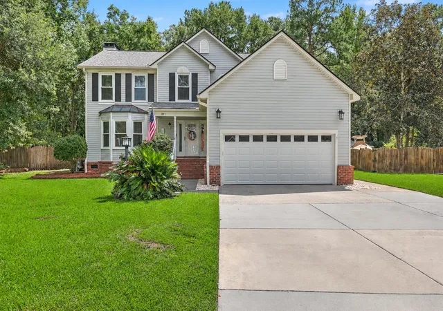 Photo 4 of Single family home for sale at 311 King Charles Cir, Summerville, SC 29485 | MLS# 26025273 | Listing updated on 2026-09-15