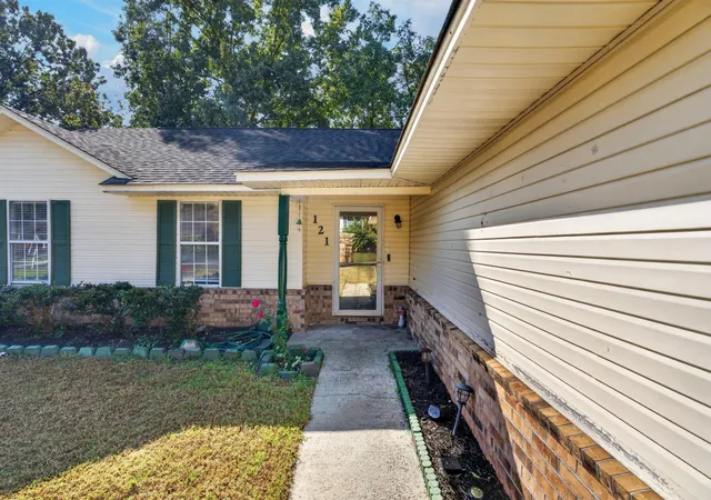 Photo 1 of Single family home for sale at 121 Paddock Way, Summerville, SC 29486 | MLS# 26029454 | Listing updated on 2026-10-29