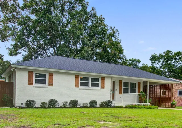 Photo 3 of Single family home for sale at 131 Camelot Dr, Goose Creek, SC 29445 | MLS# 26024666 | Listing updated on 2026-09-25
