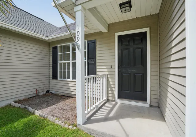 Photo 3 of Single family home for sale at 109 Dovetail Cir, Summerville, SC 29483 | MLS# 26025615 | Listing updated on 2026-09-16