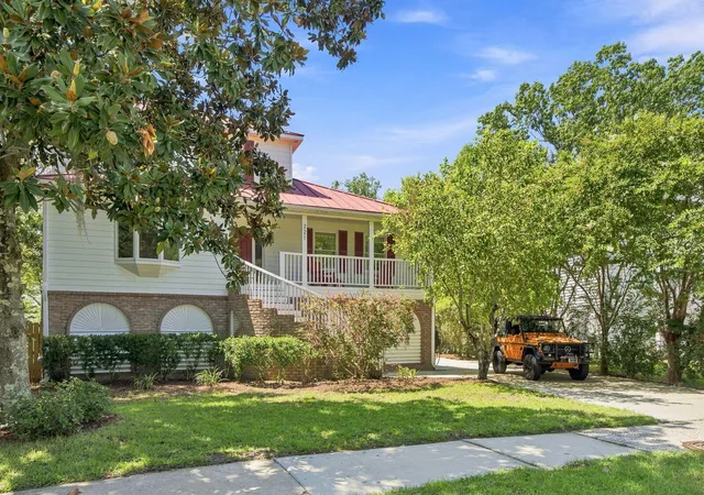 Photo 2 of Single family home for sale at 221 Marsh Oaks Dr, Charleston, SC 29407 | MLS# 26025442 | Listing updated on 2026-09-10