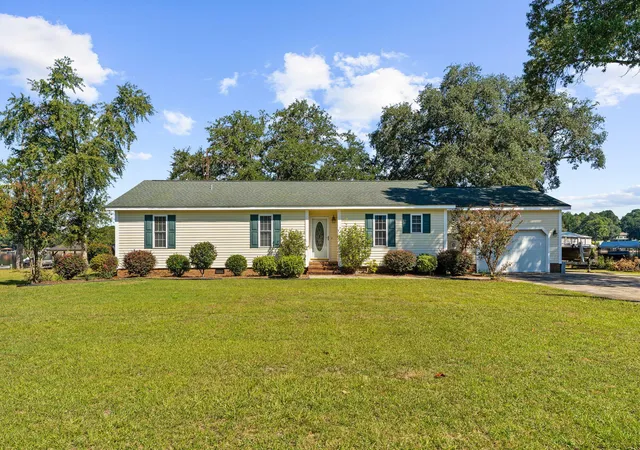 Photo 1 of Single family home for sale at 1599 Waters Edge Dr, Summerton, SC 29148 | MLS# 26027424 | Listing updated on 2026-10-02
