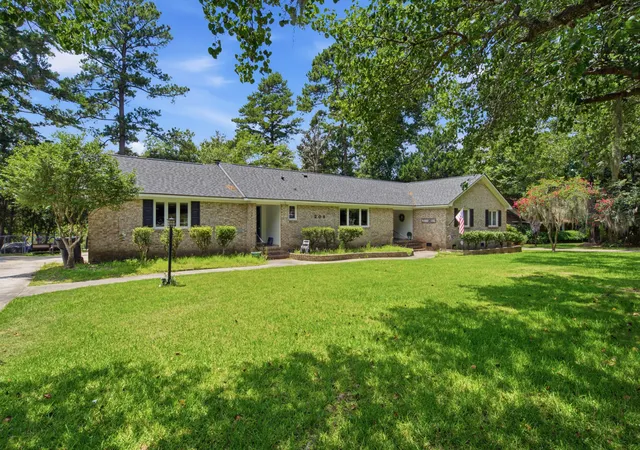Photo 1 of Single family home for sale at 208 Shaftesbury Ln, Summerville, SC 29485 | MLS# 26025538 | Listing updated on 2026-09-11