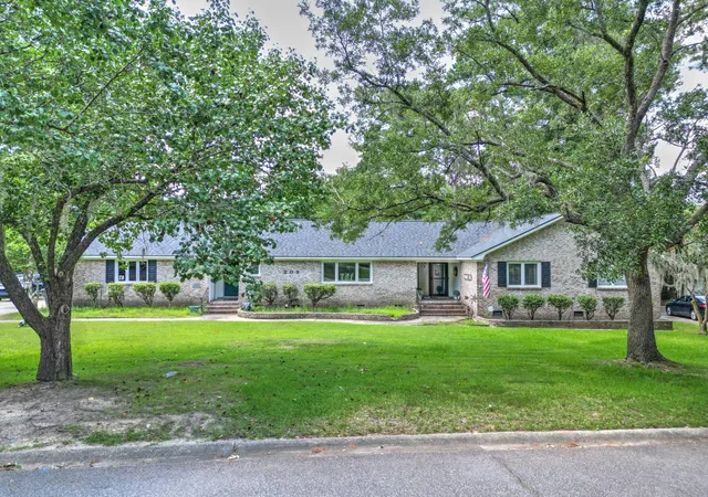Photo 3 of Single family home for sale at 208 Shaftesbury Ln, Summerville, SC 29485 | MLS# 26025538 | Listing updated on 2026-09-11