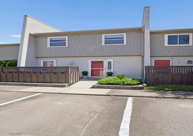 Photo 2 of Townhouse for sale at 1304 Ventura Pl, Mount Pleasant, SC 29464 | MLS# 26025162 | Listing updated on 2026-09-16