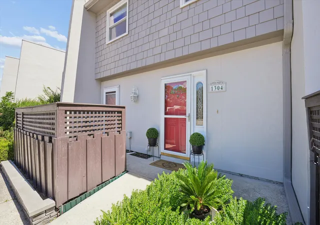 Photo 3 of Townhouse for sale at 1304 Ventura Pl, Mount Pleasant, SC 29464 | MLS# 26025162 | Listing updated on 2026-09-16