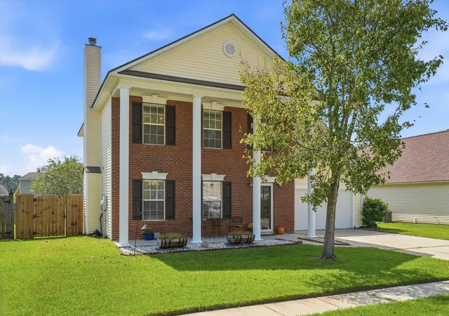 Photo 2 of Single family home for sale at 300 Dunning Rd, Summerville, SC 29486 | MLS# 26027450 | Listing updated on 2026-10-22