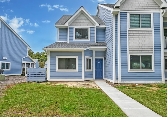 Photo 3 of Townhouse for sale at 858 Catalpa Ct #A, Mount Pleasant, SC 29464 | MLS# 26027277 | Listing updated on 2026-10-04