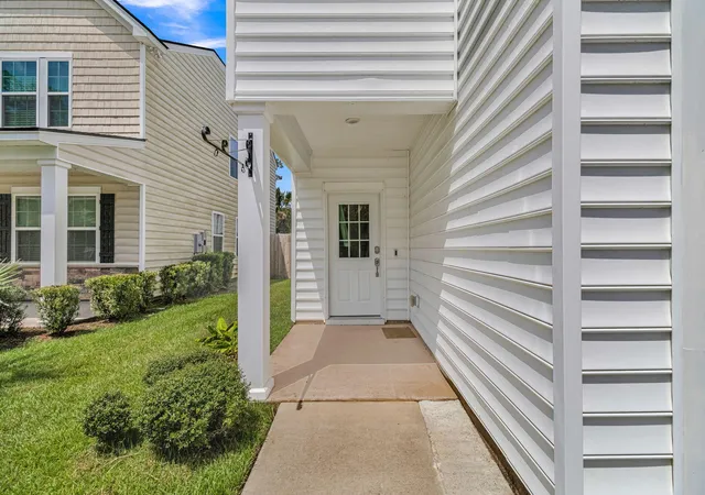 Photo 3 of Single family home for sale at 1009 Mossy Rock Dr, Summerville, SC 29485 | MLS# 26026066 | Listing updated on 2026-10-20