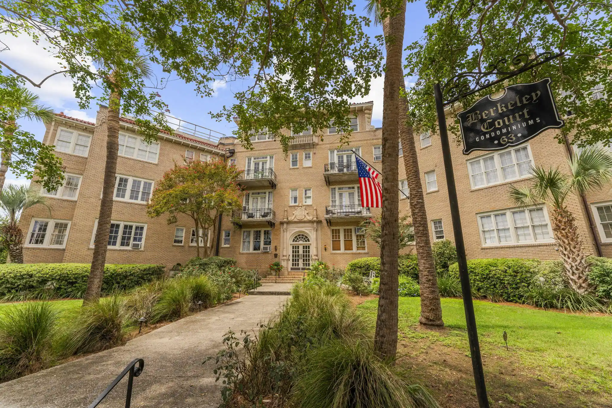 Listing Photo 2 - Condo for sale in 63 Rutledge Ave located at 63 Rutledge Ave, Charleston, SC 29401 - Unit #Apt 27