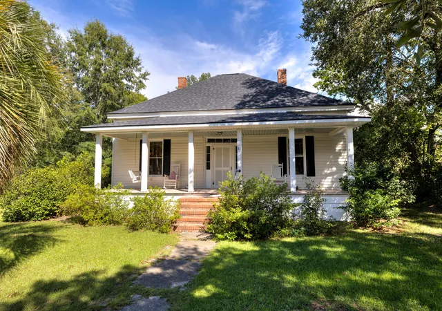 Photo 1 of Single family home for sale at 25 S Church St, Summerton, SC 29148 | MLS# 26026057 | Listing updated on 2026-09-23