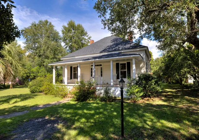Photo 2 of Single family home for sale at 25 S Church St, Summerton, SC 29148 | MLS# 26026057 | Listing updated on 2026-09-23