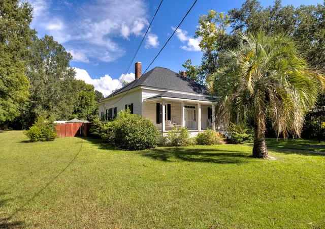 Photo 3 of Single family home for sale at 25 S Church St, Summerton, SC 29148 | MLS# 26026057 | Listing updated on 2026-09-23