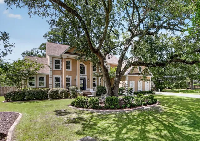 Photo 1 of Single family home for sale at 208 Holly Inn Rd, Summerville, SC 29483 | MLS# 26025476 | Listing updated on 2026-09-15