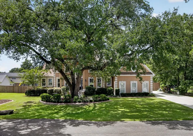 Photo 2 of Single family home for sale at 208 Holly Inn Rd, Summerville, SC 29483 | MLS# 26025476 | Listing updated on 2026-09-15