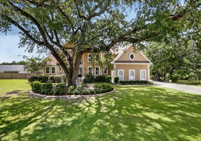 Photo 3 of Single family home for sale at 208 Holly Inn Rd, Summerville, SC 29483 | MLS# 26025476 | Listing updated on 2026-09-15