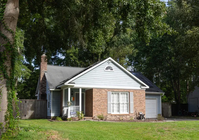 Photo 1 of Single family home for sale at 121 Ml Pond Ct, Summerville, SC 29485 | MLS# 26025355 | Listing updated on 2026-10-06