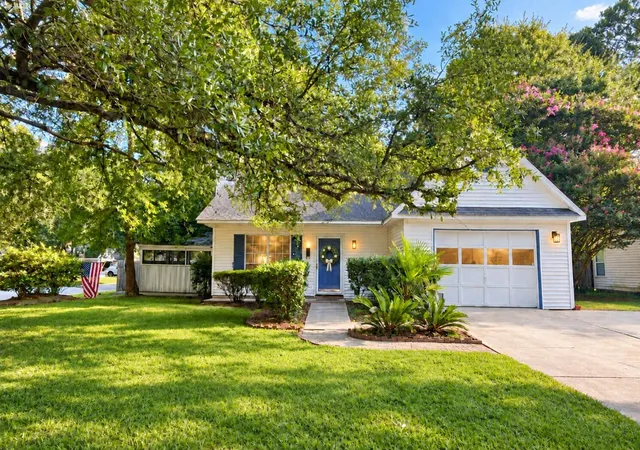 Photo 1 of Single family home for sale at 201 Regent St, Summerville, SC 29483 | MLS# 26025282 | Listing updated on 2026-09-08