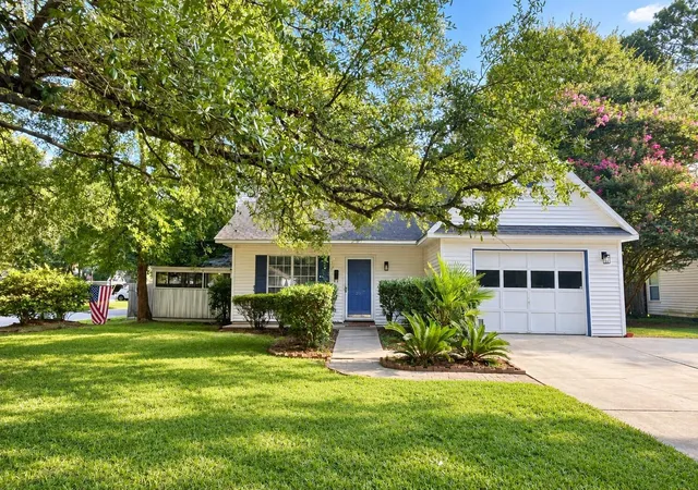 Photo 2 of Single family home for sale at 201 Regent St, Summerville, SC 29483 | MLS# 26025282 | Listing updated on 2026-09-08