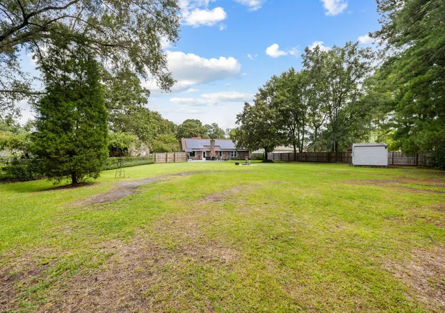 Photo 3 of Single family home for sale at 222 Mohican Cir, Summerville, SC 29483 | MLS# 26026250 | Listing updated on 2026-10-23