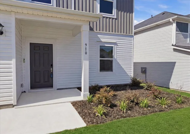 Photo 3 of Sale Pending at 910 Rising Oak Ct, Spartanburg, SC 29301 | MLS# 20297289 | Listing updated on 2026-09-17