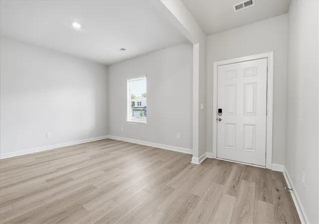 Photo 4 of Sale Pending at 910 Rising Oak Ct, Spartanburg, SC 29301 | MLS# 20297289 | Listing updated on 2026-09-17
