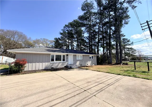 Photo 2 of Sale Pending at 1400 Pearman Dairy Rd, Anderson, SC 29625 | MLS# 20298513 | Listing updated on 2026-09-04