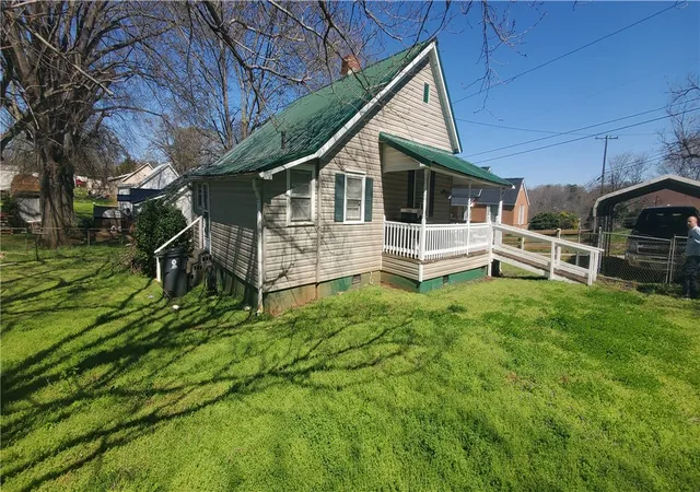 Photo 3 of Single family home for sale at 114 Hampton St, Pelzer, SC 29669 | MLS# 20298685 | Listing updated on 2026-09-06