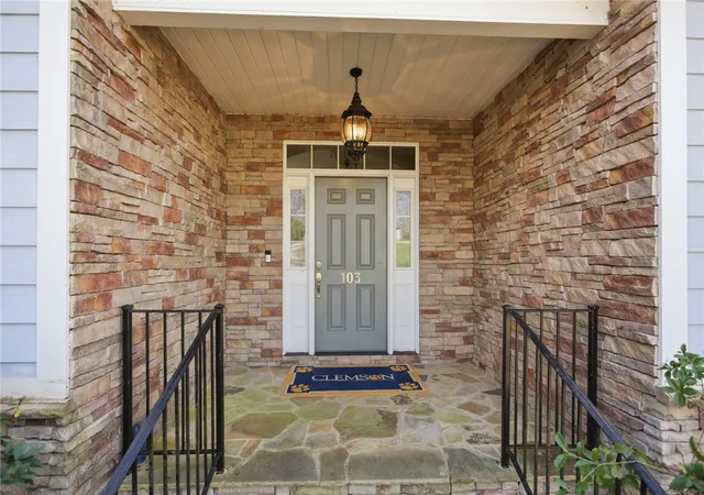 Photo 4 of Single family home for sale at 103 Oak Crst Cir, Seneca, SC 29672 | MLS# 20298410 | Listing updated on 2026-09-09