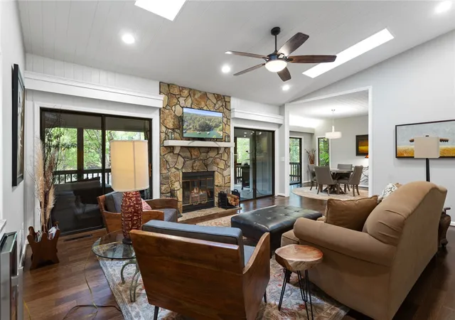 Photo 3 of Single family home for sale at 5 High Tide Ct, Salem, SC 29676 | MLS# 20300700 | Listing updated on 2026-09-08