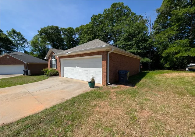 Photo 3 of Single family home for sale at 124 Woodbridge Ct, Anderson, SC 29621 | MLS# 20300914 | Listing updated on 2026-10-12