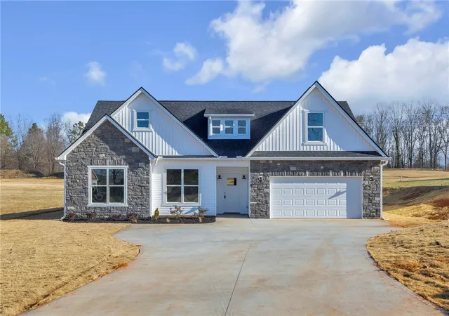 Single family home for sale at 2009 Aberdeen Ln, Walhalla, SC 29691 | MLS# 20301180 | Listing updated on 2026-09-04