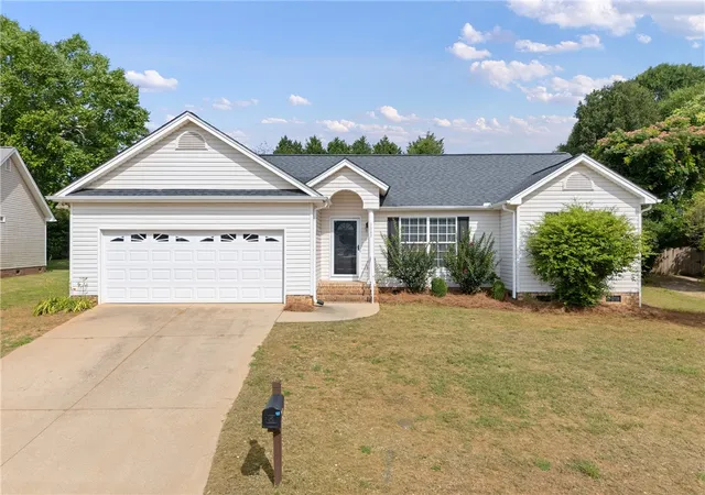 Photo 1 of Single family home for sale at 1111 Dunwoody Dr, Simpsonville, SC 29681 | MLS# 20302367 | Listing updated on 2026-09-30