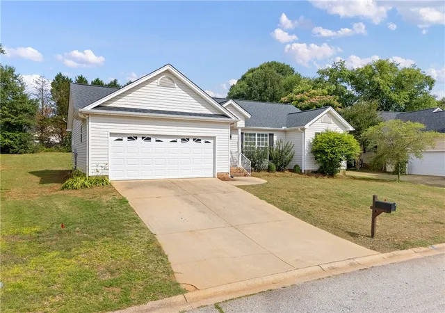Photo 3 of Single family home for sale at 1111 Dunwoody Dr, Simpsonville, SC 29681 | MLS# 20302367 | Listing updated on 2026-09-30