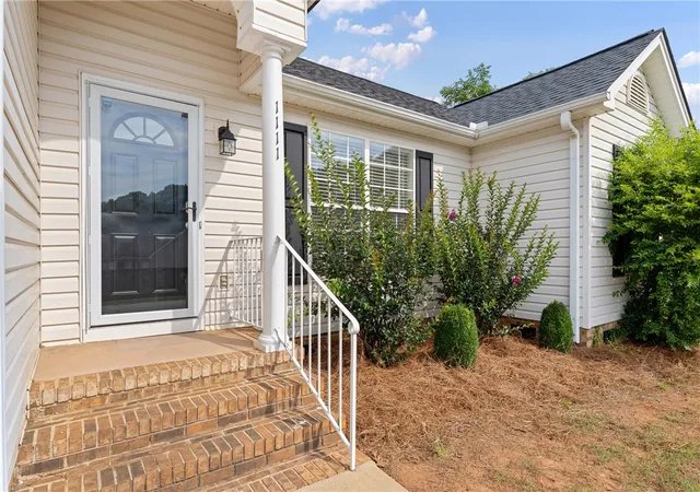 Photo 3 of Single family home for sale at 1111 Dunwoody Dr, Simpsonville, SC 29681 | MLS# 20302367 | Listing updated on 2026-10-25