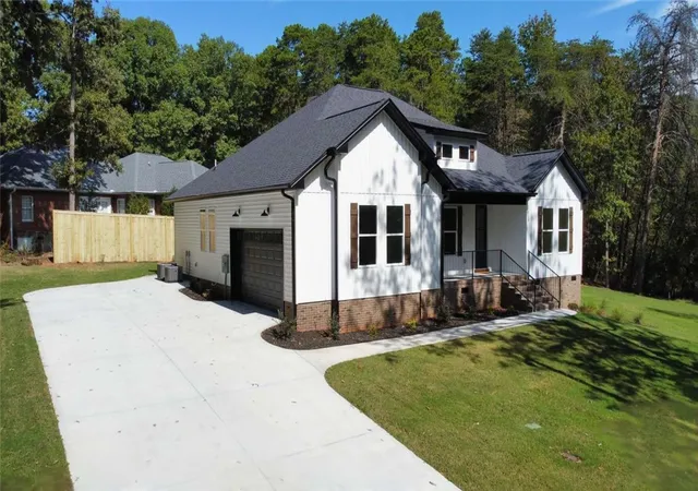 Photo 3 of Single family home for sale at 1010 Pintail Rd, Anderson, SC 29626 | MLS# 20302600 | Listing updated on 2026-10-17