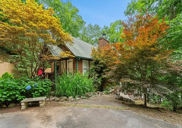 Photo 4 of Single family home for sale at 255 Horseshoe Bnd Dr, Westminster, SC 29693 | MLS# 20302604 | Listing updated on 2026-09-16