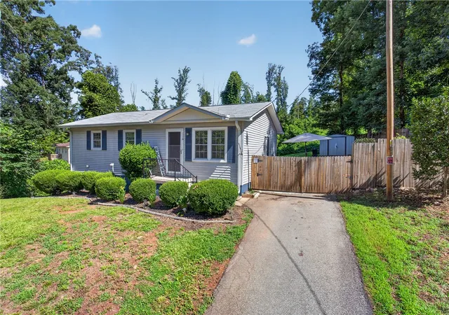 Photo 2 of Single family home for sale at 116 Oak Ridge Cir, Seneca, SC 29678 | MLS# 20302414 | Listing updated on 2026-09-03