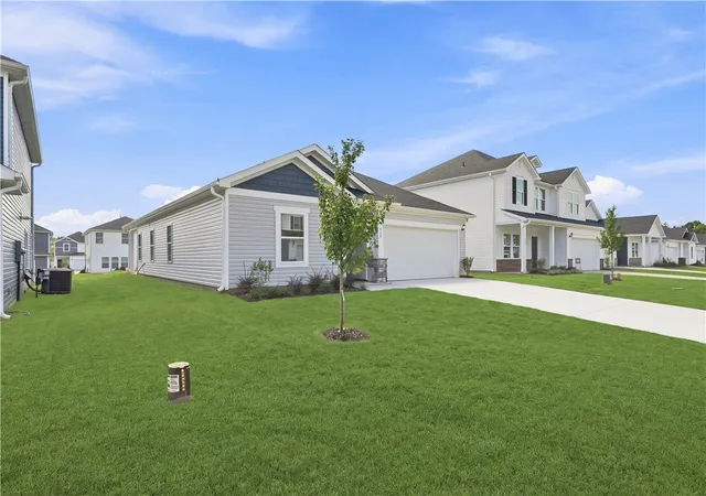 Photo 3 of Single family home for sale at 919 Rising Oak Ct, Spartanburg, SC 29301 | MLS# 20302912 | Listing updated on 2026-09-16