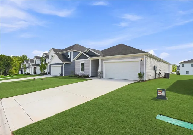 Photo 3 of Single family home for sale at 919 Rising Oak Ct, Spartanburg, SC 29301 | MLS# 20302912 | Listing updated on 2026-09-16