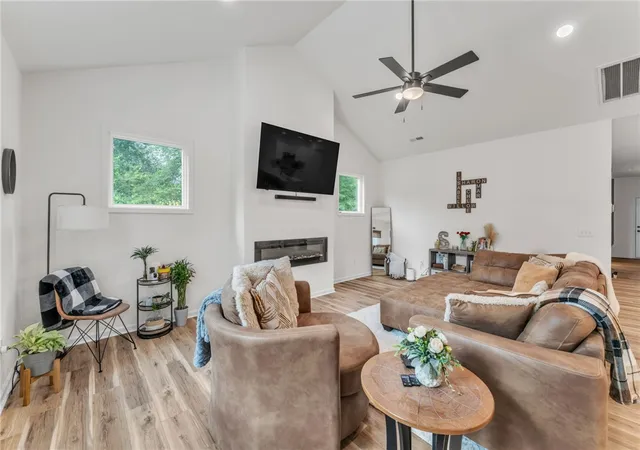 Photo 4 of Sale Pending at 404 Burrell St, Pendleton, SC 29670 | MLS# 20303212 | Listing updated on 2026-09-12