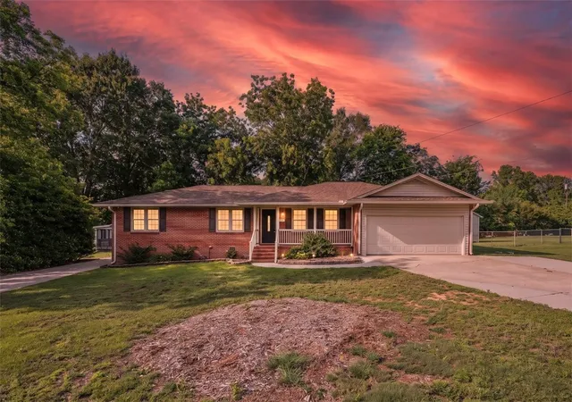Photo 2 of Single family home for sale at 204 Maria Dr, Anderson, SC 29625 | MLS# 20303299 | Listing updated on 2026-10-08
