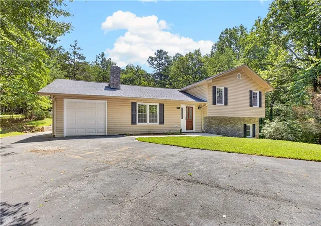 Photo 1 of Single family home for sale at 515 Hartwell Dr, Seneca, SC 29672 | MLS# 20303257 | Listing updated on 2026-09-14