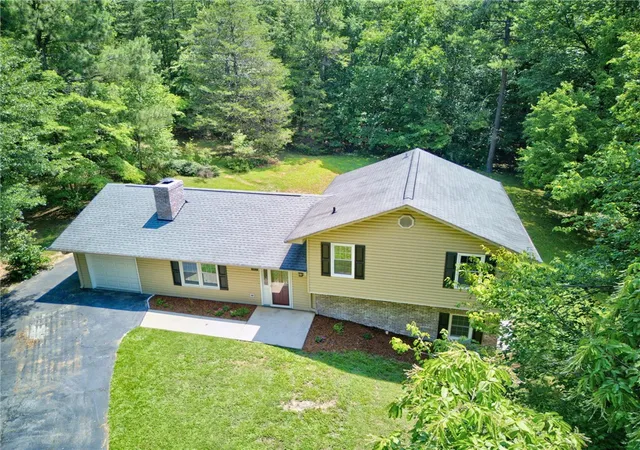 Photo 2 of Single family home for sale at 515 Hartwell Dr, Seneca, SC 29672 | MLS# 20303257 | Listing updated on 2026-09-14