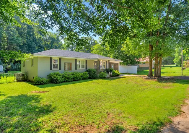 Photo 3 of Sale Pending at 303 Pennelly St, Anderson, SC 29626 | MLS# 20303601 | Listing updated on 2026-08-31