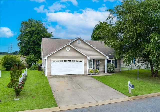 Photo 2 of Sale Pending at 402 Ashwood Ln, Anderson, SC 29625 | MLS# 20303850 | Listing updated on 2026-09-11