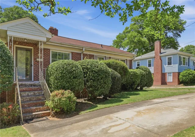 Photo 2 of Single family home for sale at 126 W Circle Ave, Greenville, SC 29607 | MLS# 20303917 | Listing updated on 2026-09-08