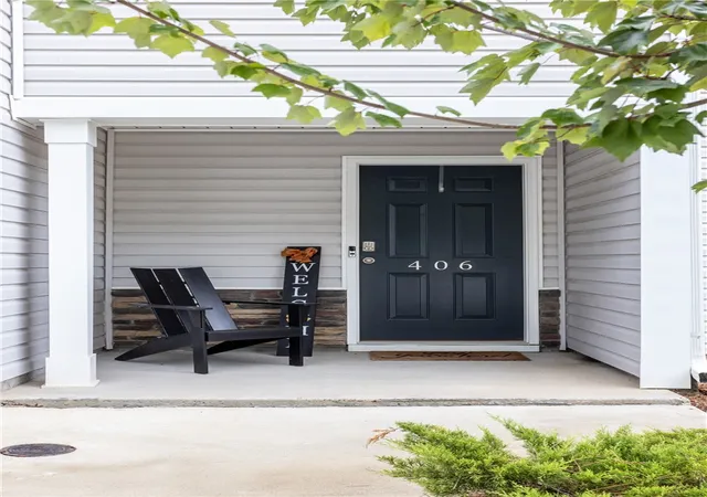 Photo 3 of Townhouse for sale at 406 Oakmont Valley Trl, Seneca, SC 29678 | MLS# 20304036 | Listing updated on 2026-09-12