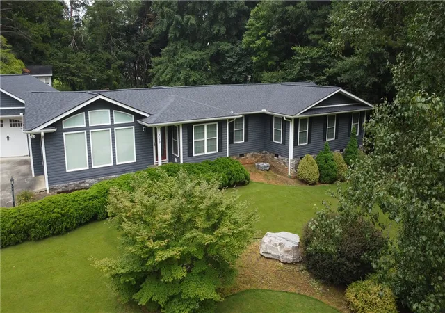 Photo 3 of Single family home for sale at 329 Arphenia Dr, West Union, SC 29696 | MLS# 20304609 | Listing updated on 2026-10-04