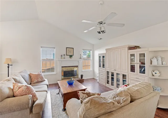 Photo 4 of Single family home for sale at 5 Raintree Cvs Dr, Taylors, SC 29687 | MLS# 20304168 | Listing updated on 2026-09-21